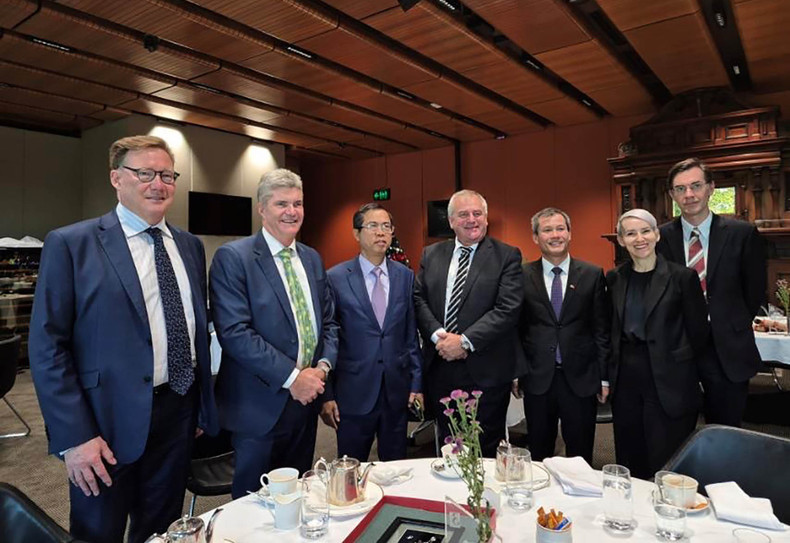 Rencontre entre l'ambassadeur vietnamien en Australie, Pham Hung Tam (3e à gauche), et les responsables du ministère des Compétences, de l’Enseignement technique, de la Formation professionnelle, de l’Apprentissage (TAFE) et de l’Enseignement supérieur de la Nouvelle-Galles du Sud. Photo: baoquocte.vn. Rencontre entre l'ambassadeur vietnamien en Australie, Pham Hung Tam (3e à gauche), et les responsables du ministère des Compétences, de l’Enseignement technique, de la Formation professionnelle, de l’Apprentissage (TAFE) et de l’Enseignement supérieur de la Nouvelle-Galles du Sud. Photo: baoquocte.vn.