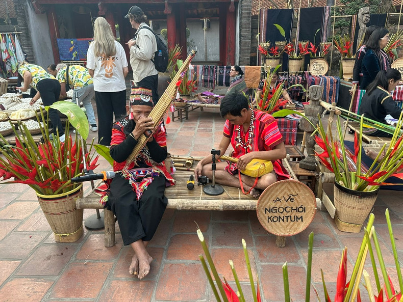 Le programme a également pour but de renforcer la connexion entre les villages de métiers artisanaux du Vietnam et de promouvoir la culture vietnamienne auprès des touristes étrangers. Photo : hanoimoi.vn. Le programme a également pour but de renforcer la connexion entre les villages de métiers artisanaux du Vietnam et de promouvoir la culture vietnamienne auprès des touristes étrangers. Photo : hanoimoi.vn.