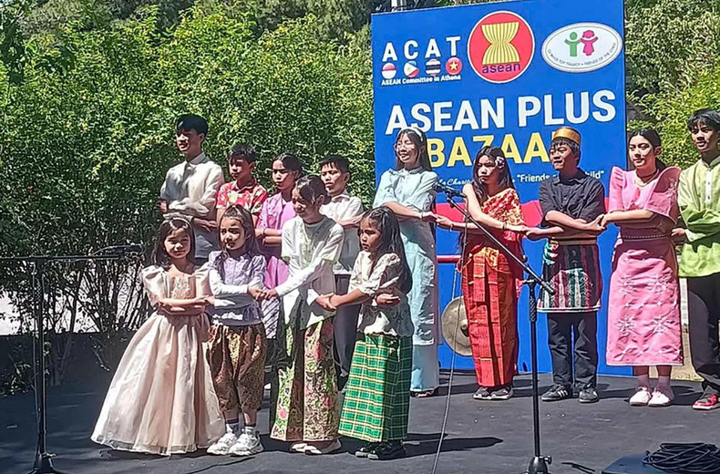 Lors de la foire, les visiteurs peut profiter des spectacles culturels uniques imprégnés de l’identité des pays de l’ASEAN, et découvrir l’artisanat traditionnel et de la cuisine diversifiée de ces pays. Photo : Ambassade du Vietnam en Grèce. Lors de la foire, les visiteurs peut profiter des spectacles culturels uniques imprégnés de l’identité des pays de l’ASEAN, et découvrir l’artisanat traditionnel et de la cuisine diversifiée de ces pays. Photo : Ambassade du Vietnam en Grèce.