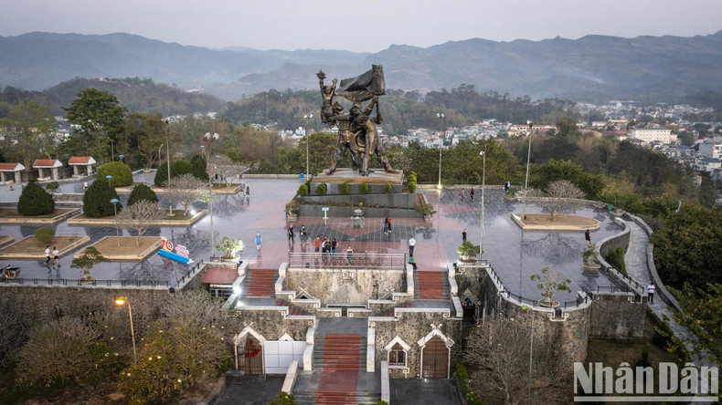 Située au sommet de la colline D1, au centre-ville de Diên Biên Phu, la statue monumentale de la victoire de Diên Biên Phu s’élève à une hauteur de 12,6 m et pèse environ 220 tonnes. Elle symbolise la victoire de l’armée et du peuple vietnamiens après 56 jours et nuits de combats ininterrompus lors de la bataille stratégique décisive de Diên Biên Phu. Située au sommet de la colline D1, au centre-ville de Diên Biên Phu, la statue monumentale de la victoire de Diên Biên Phu s’élève à une hauteur de 12,6 m et pèse environ 220 tonnes. Elle symbolise la victoire de l’armée et du peuple vietnamiens après 56 jours et nuits de combats ininterrompus lors de la bataille stratégique décisive de Diên Biên Phu.