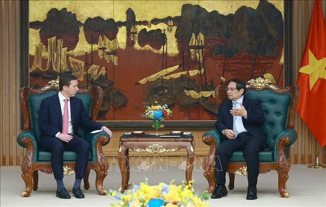 Le Premier ministre Pham Minh Chinh (droite) reçoit Jeffrey Perlman, directeur général du fonds Warburg Pincus. Photo : VNA. Le Premier ministre Pham Minh Chinh (droite) reçoit Jeffrey Perlman, directeur général du fonds Warburg Pincus. Photo : VNA.