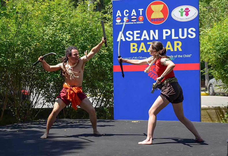Au-delà de sa signification humaniste, ASEAN Plus Bazaar est devenu un échange culturel amical, mettant en valeur l’esprit de solidarité et l’identité culturelle des pays de l’ASEAN et de leurs partenaires. Photo : Ambassade du Vietnam en Grèce. Au-delà de sa signification humaniste, ASEAN Plus Bazaar est devenu un échange culturel amical, mettant en valeur l’esprit de solidarité et l’identité culturelle des pays de l’ASEAN et de leurs partenaires. Photo : Ambassade du Vietnam en Grèce.
