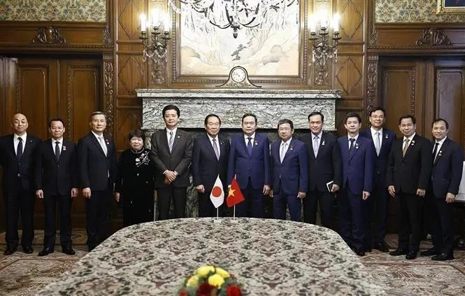 Le président de l'Assemblée nationale (AN) du Vietnam Tran Thanh Man, le président de la Chambre des représentants du Japon, Nukaga Fukushiro et les délégués. Photo : VNA. Le président de l'Assemblée nationale (AN) du Vietnam Tran Thanh Man, le président de la Chambre des représentants du Japon, Nukaga Fukushiro et les délégués. Photo : VNA.
