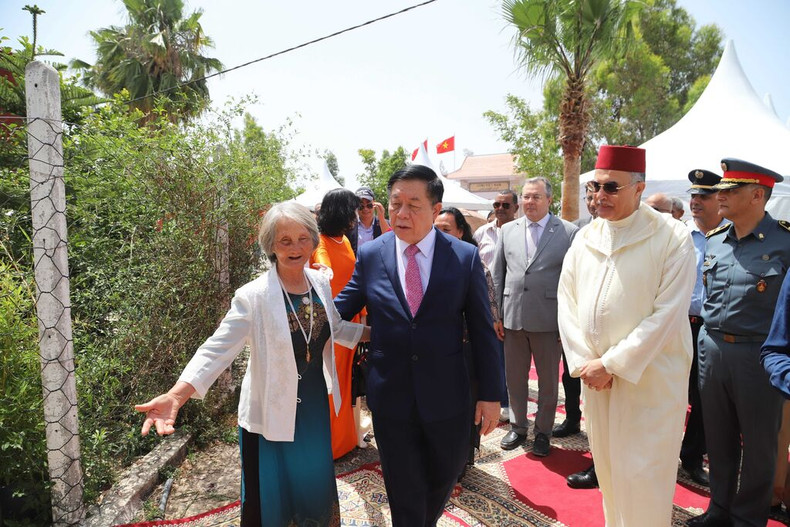 Le secrétaire du Comité central du PCV et président de la Commission de la sensibilisation et de l’éducation du Comité central du PCV, Nguyên Trong Nghia, rend visiste à une famille vivant dans le Village vietnamien au Maroc. Photo : VNA. Le secrétaire du Comité central du PCV et président de la Commission de la sensibilisation et de l’éducation du Comité central du PCV, Nguyên Trong Nghia, rend visiste à une famille vivant dans le Village vietnamien au Maroc. Photo : VNA.
