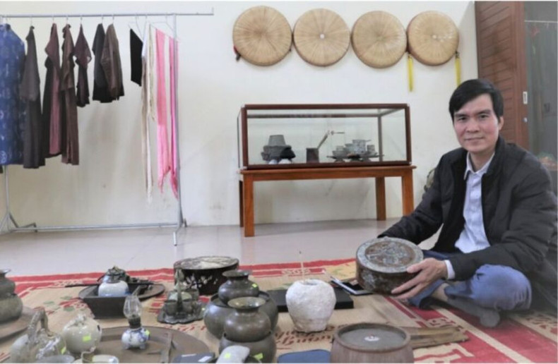 M. Thang a collecté de nombreux objets emblématiques utilisés comme accessoires et ustensiles lors des spectacles de chant. Photo : VTC/CVN. M. Thang a collecté de nombreux objets emblématiques utilisés comme accessoires et ustensiles lors des spectacles de chant. Photo : VTC/CVN.