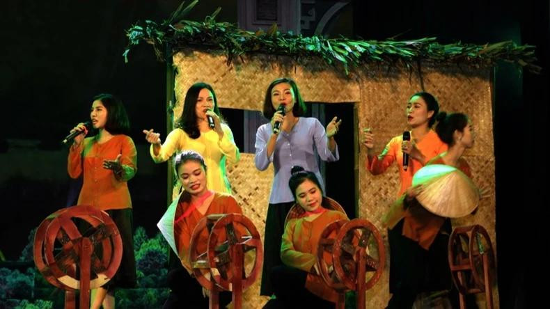 Les chants folkloriques « vi » et « giam » de Nghe Tinh sont reconnus par l'UNESCO comme patrimoine culturel immatériel de l'humanité. Les chants folkloriques « vi » et « giam » de Nghe Tinh sont reconnus par l'UNESCO comme patrimoine culturel immatériel de l'humanité.
