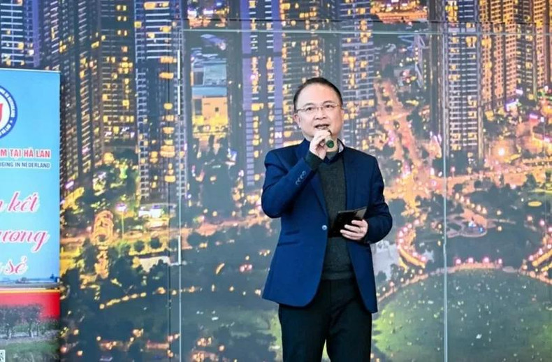 L'ambassadeur vietnamien aux Pays-Bas, Ngo Huong Nam, a mis en relief la valeur culturelle traditionnelle de l'ao dai, en soulignant l’importance de ce costume traditionnel dans la promotion de l'image du Vietnam, de sa culture et de son peuple. Photo : baoquocte.vn