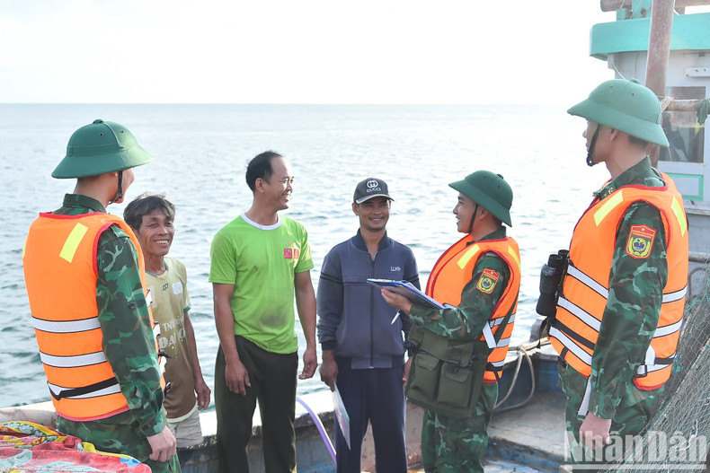 Les gardes-frontières de Cù Lao Chàm ont accordé une grande attention à la sensibilisation auprès des pêcheurs locaux sur le respect des réglementations relatives à la lutte contre la pêche illégale, non déclarée et non réglementée (INN). Ils ont également encouragé la population locale à suivre de près les directives et les politiques du Parti et les lois de l’État.