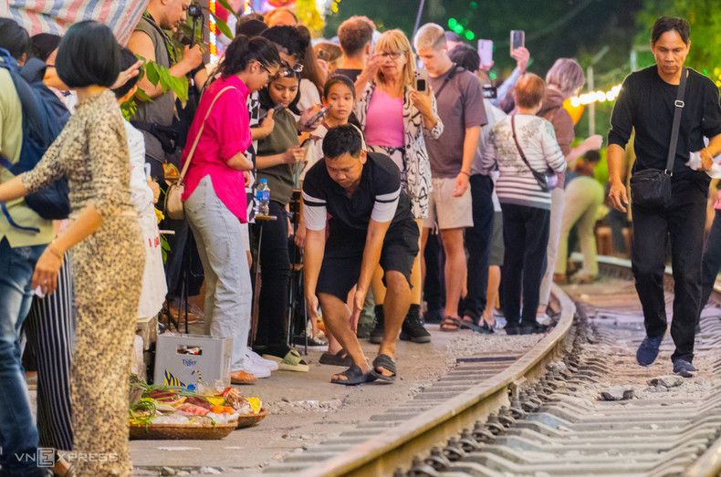 Les heures les plus fréquentées dans la rue sont de 11h00 à midi et de 15h00 à 19h00 chaque jour, car c'est à ce moment-là que les trains passent fréquemment. Les heures les plus fréquentées dans la rue sont de 11h00 à midi et de 15h00 à 19h00 chaque jour, car c'est à ce moment-là que les trains passent fréquemment.