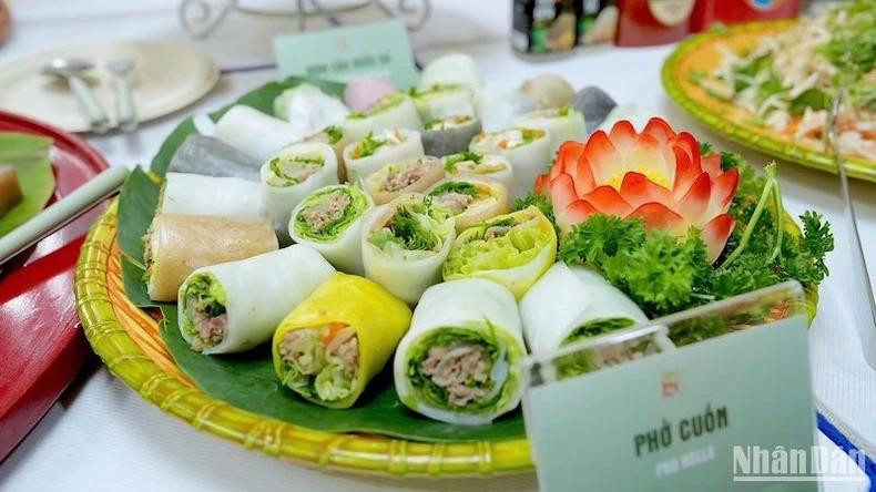 Lors du festival, les stands vietnamiens présenteront aux visiteurs de nombreux plats allant des saveurs traditionnelles aux créations culinaires modernes, dont le « pho » (soupe de nouilles à la viande de bœuf ou au poulet), le « nem cuôn » (rouleaux de printemps), le riz gluant à la vapeur, les gâteaux, ou encore les spécialités locales de Hanoi, Nam Dinh, Thai Nguyen et Binh Dinh. Photo : NDEL. Lors du festival, les stands vietnamiens présenteront aux visiteurs de nombreux plats allant des saveurs traditionnelles aux créations culinaires modernes, dont le « pho » (soupe de nouilles à la viande de bœuf ou au poulet), le « nem cuôn » (rouleaux de printemps), le riz gluant à la vapeur, les gâteaux, ou encore les spécialités locales de Hanoi, Nam Dinh, Thai Nguyen et Binh Dinh. Photo : NDEL.