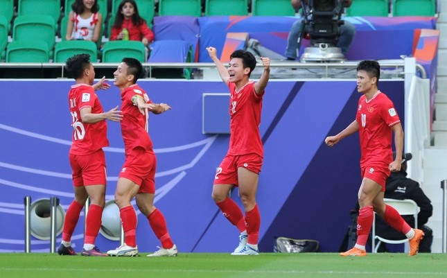 La joie des footballeurs vietnamiens après le but de l'attanquant Nguyên Dinh Bac (N°15). Photo : tienphong. La joie des footballeurs vietnamiens après le but de l'attanquant Nguyên Dinh Bac (N°15). Photo : tienphong.