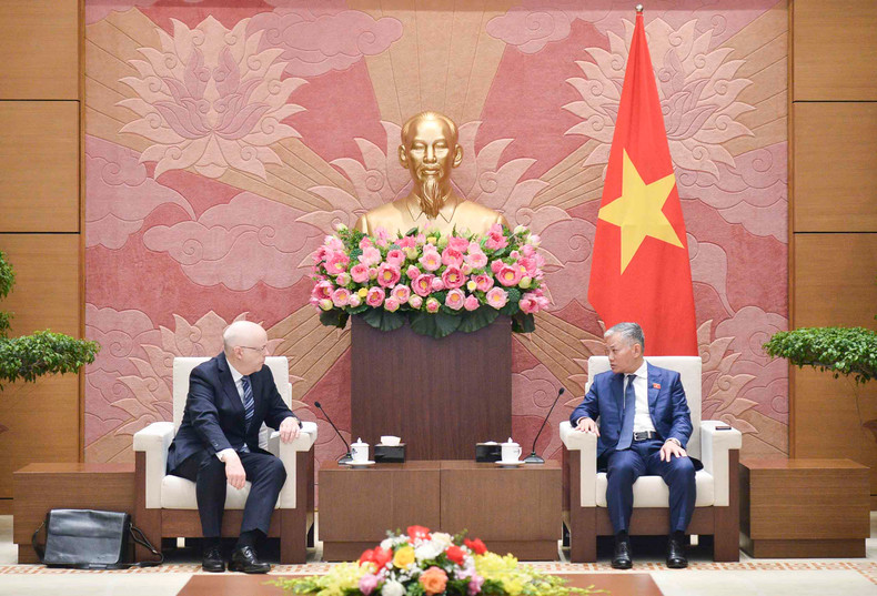 L'ambassadeur finlandais Keijo Norvanto (à gauche) propose aux parlements des deux pays de renforcer leurs liens et de poursuivre les échanges de délégations à tous les niveaux afin de donner un nouvel élan au partenariat intégral Vietnam — Finlande. Photo : quochoi.vn. L'ambassadeur finlandais Keijo Norvanto (à gauche) propose aux parlements des deux pays de renforcer leurs liens et de poursuivre les échanges de délégations à tous les niveaux afin de donner un nouvel élan au partenariat intégral Vietnam — Finlande. Photo : quochoi.vn.