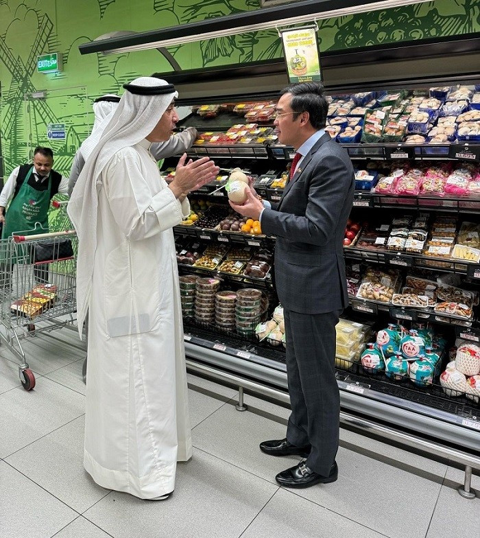 L’ambassadeur du Vietnam au Koweït, Ngô Toan Thang (à droite), visite le système de distribution de produits au sein de la chaîne de supermarchés City Center. Photo: baoquocte.vn. L’ambassadeur du Vietnam au Koweït, Ngô Toan Thang (à droite), visite le système de distribution de produits au sein de la chaîne de supermarchés City Center. Photo: baoquocte.vn.