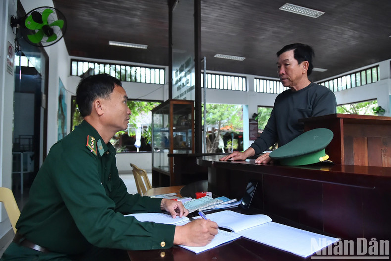 Pour assurer une sécurité absolue aux touristes lors de leur voyage à Cù Lao Chàm, le poste de garde-frontière de Cù Lao Chàm a travaillé en étroite collaboration avec les forces compétentes pour gérer strictement l’entrée et la sortie des personnes et des véhicules sur cette île.
