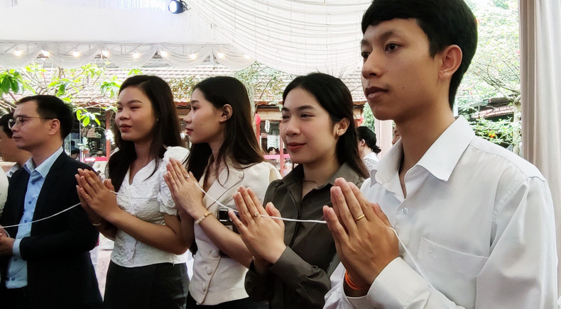 Selon Inphachanh (1ère à droite), originaire de Vientiane (Laos), étudiant en deuxième année à l’Université de médecine et de pharmacie de Thai Binh (Vietnam), pendant la célébration du Bunpimay, les Laotiens effectuent des rituels traditionnels tels que baigner la statue de Bouddha et attacher des fils colorés aux poignets pour souhaiter bonne santé et bonne chance pour la nouvelle année. Le clou de la célébration du Bunpimay au Laos réside dans les éclaboussures d’eau, car le peuple laotien croit que l’eau élimine malchance et maladies et apporte de la vitalité à tout. Photo : thoidai.com.vn.