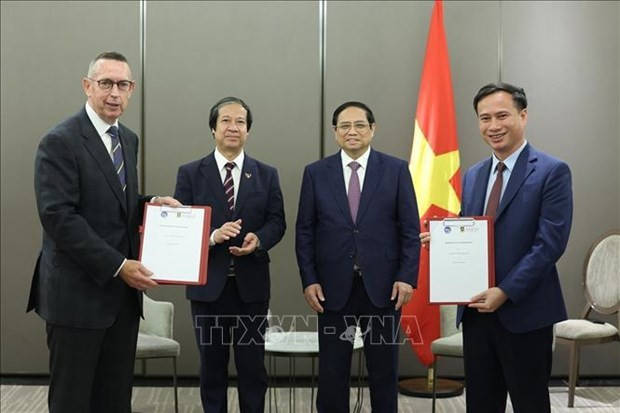 Le PM Pham Minh Chinh Chinh (2e à partir de la droite) assiste à l’échange d’accords de coopération entre l’Université de Waikato et certaines universités vietnamiennes. Photo : VNA. Le PM Pham Minh Chinh Chinh (2e à partir de la droite) assiste à l’échange d’accords de coopération entre l’Université de Waikato et certaines universités vietnamiennes. Photo : VNA.