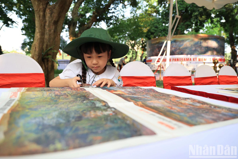 Lors de la cérémonie d'ouverture de l'exposition, le journal Nhân Dân a offert à tous les visiteurs le supplément du numéro spécial du quotidien Nhân Dân, lequel est publié le 7 mai 2024. Ce supplément se compose de 12 pages, dont 4 pages contiennent des articles sur la campagne légendaire, quatre autres contiennent un résumé de son déroulement en vietnamien et en anglais et le reste contient le tableau panoramique « Campagne de Diên Biên Phu », dont la version originale est exposée au Musée de la Victoire de Diên Biên Phu, dans la province de Diên Biên (au Nord). Photo: NDEL.
