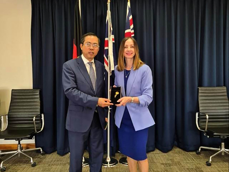 L'ambassadeur vietnamien en Australie, Pham Hung Tam (à gauche), et la leader adjointe de l’opposition Robyn Preston. Photo: baoquocte.vn. L'ambassadeur vietnamien en Australie, Pham Hung Tam (à gauche), et la leader adjointe de l’opposition Robyn Preston. Photo: baoquocte.vn.
