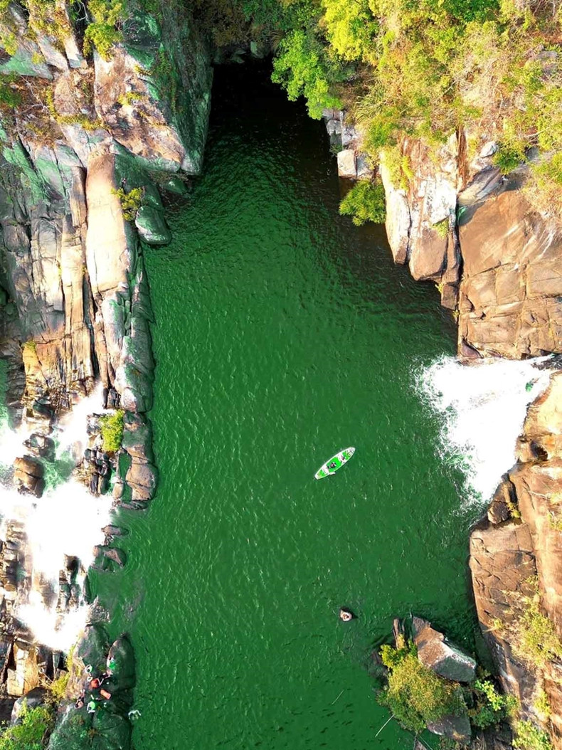 Les visiteurs ne doivent pas escalader les zones rocheuses dangereuses ou à proximité des cascades, et éviter les zones où les courants d'eau sont forts. Photo: Dinh Cong Luong. Les visiteurs ne doivent pas escalader les zones rocheuses dangereuses ou à proximité des cascades, et éviter les zones où les courants d'eau sont forts. Photo: Dinh Cong Luong.