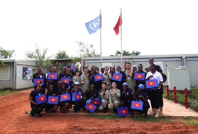 Photo de souvenirs entre le personnel de l’hôpital de campagne de niveau 2 no 5 du Vietnam et les policières de l’unité du Ghana (Ghana FPU). Photo: Hôpital de campagne de niveau 2 n° 5