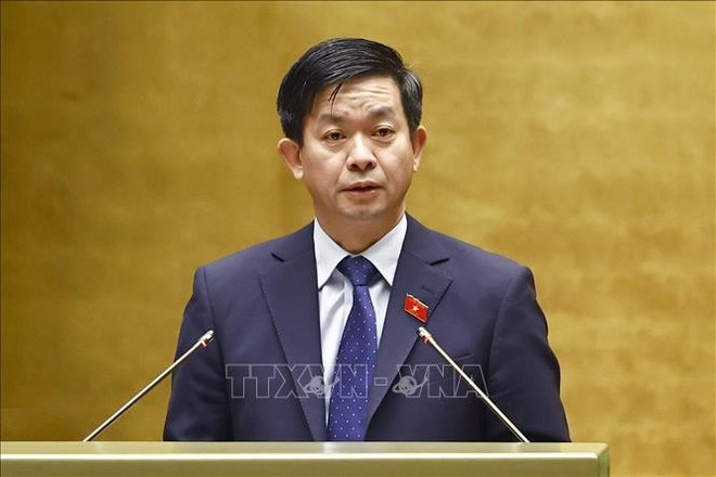 Le secrétaire général de l&apos;Assemblée nationale et président du Bureau de l&apos;Assemblée nationale, Le Quang Tung, présente un rapport sur le projet de la résolution. Photo : VNA.