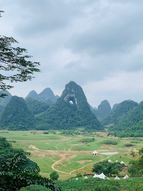 La montagne Mat Thân (œil de Dieu), située dans le complexe de lacs Thang Hen, appartenant au géoparc mondial de Non Nuoc Cao Bang reconnu par l’UNESCO. Connu également sous le nom moins spirituel de Nui Thung (montagne percée), ce rocher massif a, en son sein, un trou béant de 50 m de diamètre, s’élevant à plus de 50 m du lac situé juste en dessous. En venant ici tôt le matin, les visiteurs ont l’occasion d’admirer un lever de soleil unique. À ce moment-là, la lumière s’élève de l’est derrière la montagne, brillant à travers le fameux trou pour créer un éclat unique et presque magique. La montagne Mat Thân (œil de Dieu), située dans le complexe de lacs Thang Hen, appartenant au géoparc mondial de Non Nuoc Cao Bang reconnu par l’UNESCO. Connu également sous le nom moins spirituel de Nui Thung (montagne percée), ce rocher massif a, en son sein, un trou béant de 50 m de diamètre, s’élevant à plus de 50 m du lac situé juste en dessous. En venant ici tôt le matin, les visiteurs ont l’occasion d’admirer un lever de soleil unique. À ce moment-là, la lumière s’élève de l’est derrière la montagne, brillant à travers le fameux trou pour créer un éclat unique et presque magique.