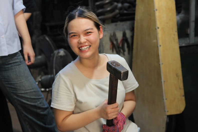 Sous la tutelle experte des maîtres artisans, les visiteurs peuvent repartir avec un couteau fait de leurs propres mains. Ce sont des expériences uniques et inoubliables. Photo : baovanhoa.