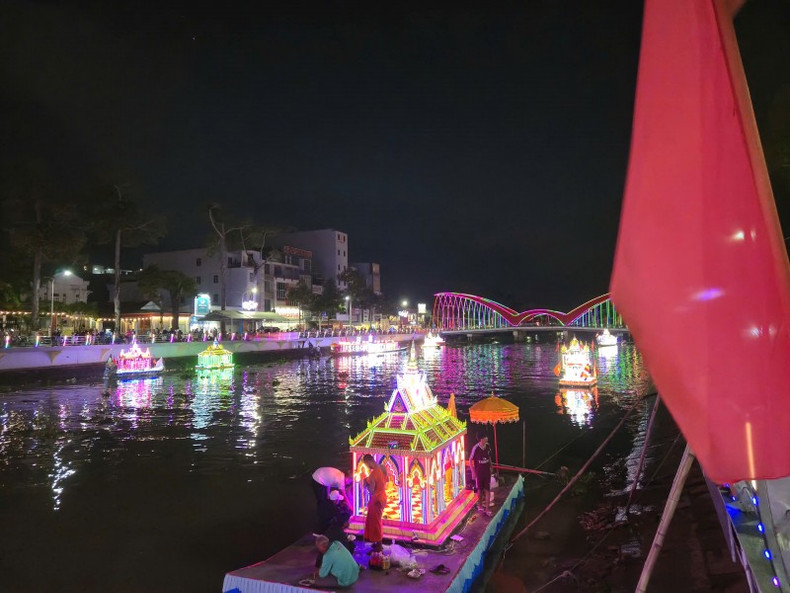 Chaque lanterne porte une prière. Photo : thoidai.vn.