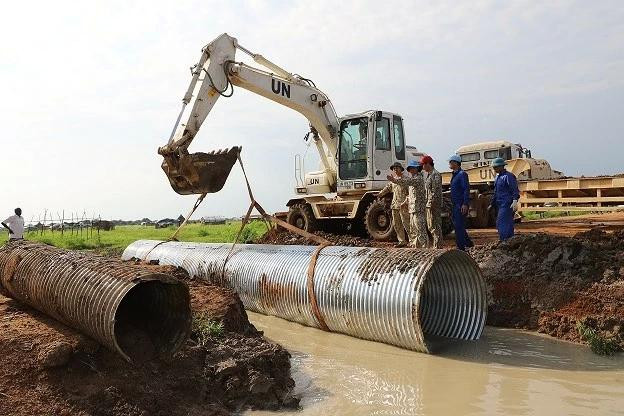 Le Corps du génie aide la population locale à lutter contre les inondations. Photo : Corps du génie de l'Armée vietnamienne.