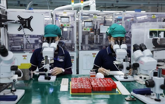 Fabrication de composants électroniques chez Sumida Co., Ltd. (Japon) dans le parc industriel de Tinh Phong (Quang Ngai). Photo : VNA. Fabrication de composants électroniques chez Sumida Co., Ltd. (Japon) dans le parc industriel de Tinh Phong (Quang Ngai). Photo : VNA.