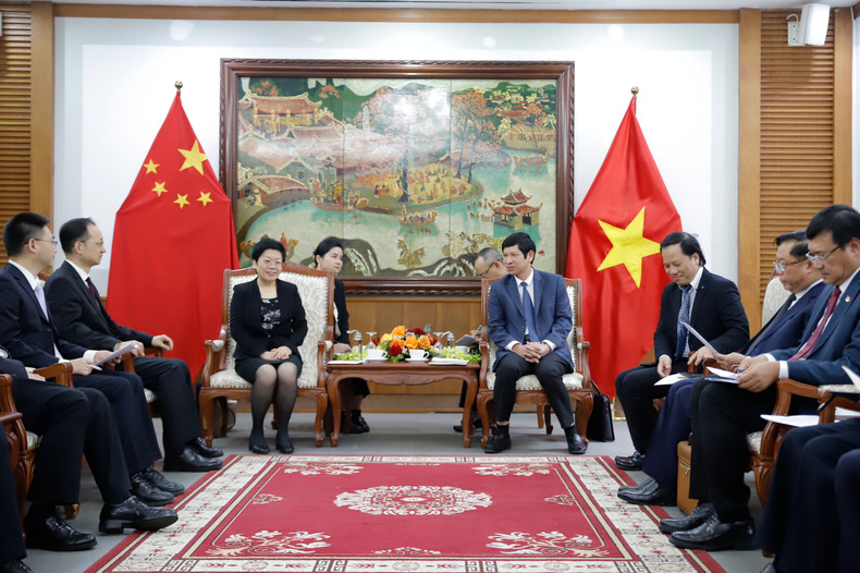 Le vice-ministre vietnamien de la Culture, des Sports et du Tourisme, Ho An Phong, a proposé aux deux parties de se soutenir mutuellement dans l’organisation des activités de promotion touristique dans chaque pays, la gestion des vestiges historiques et culturels et le développement des sports phares. Photo: toquoc.vn Le vice-ministre vietnamien de la Culture, des Sports et du Tourisme, Ho An Phong, a proposé aux deux parties de se soutenir mutuellement dans l’organisation des activités de promotion touristique dans chaque pays, la gestion des vestiges historiques et culturels et le développement des sports phares. Photo: toquoc.vn