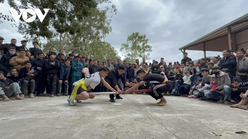 De nombreuses activités culturelles et sportives ont été organisées lors de la Fête d’offrande d’encens au temple Hai Ba Trung. Elles ont attiré un grand nombre de visiteurs. Les plus marquantes étaient les compétitions de lutte, les concours de cuisine et les jeux populaires, comme le tir à la corde, le jeu d’échecs, la poussée de bâton, la capture de canards, ou encore le jeu de lancer de balles d’étoffe. Photo : VOV De nombreuses activités culturelles et sportives ont été organisées lors de la Fête d’offrande d’encens au temple Hai Ba Trung. Elles ont attiré un grand nombre de visiteurs. Les plus marquantes étaient les compétitions de lutte, les concours de cuisine et les jeux populaires, comme le tir à la corde, le jeu d’échecs, la poussée de bâton, la capture de canards, ou encore le jeu de lancer de balles d’étoffe. Photo : VOV
