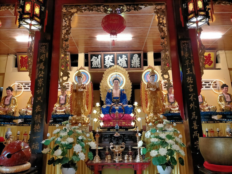 À l’intérieur de la section principale se trouve l’autel des trois religions traditionnelles des Vietnamiens (appelées « Tam giáo »), que sont le bouddhisme, le confucianisme et le taoïsme. Photo : Phong Linh. À l’intérieur de la section principale se trouve l’autel des trois religions traditionnelles des Vietnamiens (appelées « Tam giáo »), que sont le bouddhisme, le confucianisme et le taoïsme. Photo : Phong Linh.