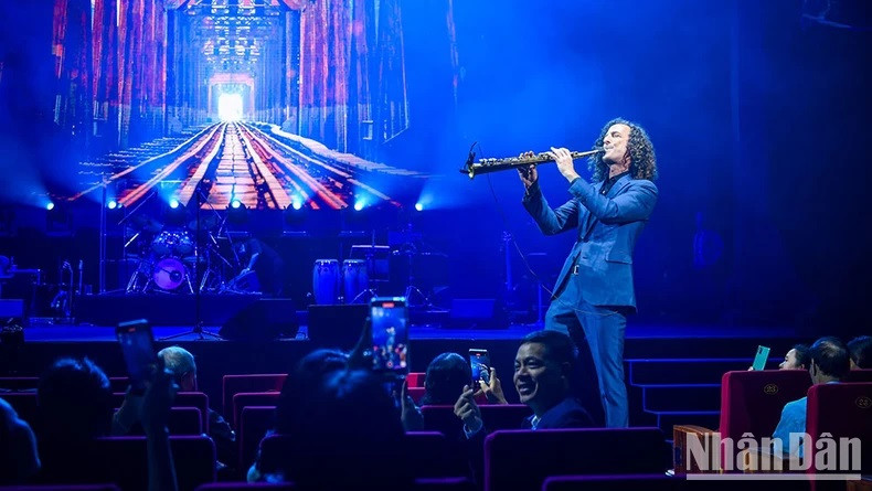 Le concert du saxophoniste américain Kenny G est très attendu par les mélomanes hanoiens. Photo : Thành Dat/NDEL. Le concert du saxophoniste américain Kenny G est très attendu par les mélomanes hanoiens. Photo : Thành Dat/NDEL.
