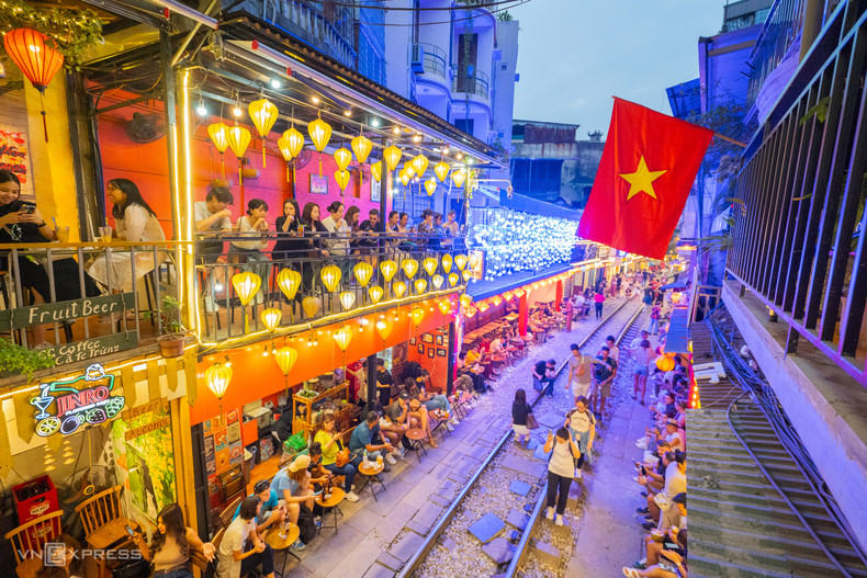 La plupart des visiteurs sont des étrangers. Avant l’arrivée du train, ils se rendent souvent sur les voies pour prendre des photos. La plupart des visiteurs sont des étrangers. Avant l’arrivée du train, ils se rendent souvent sur les voies pour prendre des photos.