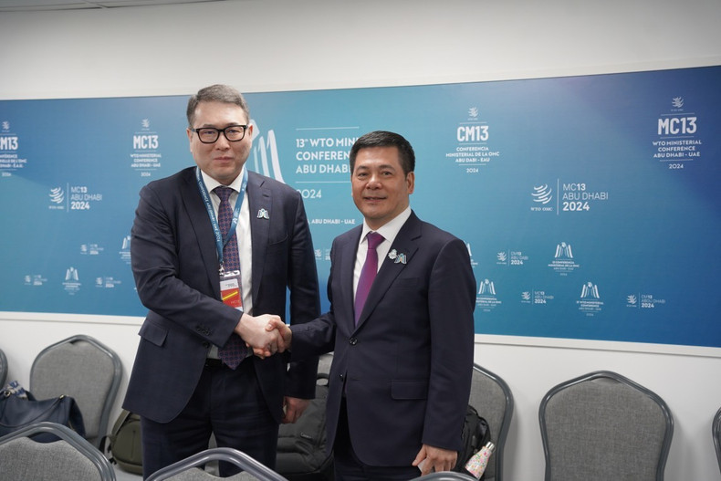 Le ministre vietnamien de l'Industrie et du Commerce, Nguyên Hông Diên (à droite), et son homologue kazakh du Commerce et de l'Intégration, Arman Shakkaliyev, fin février 2024, en marge de la 13e Conférence ministérielle de l'Organisation mondiale du Commerce (OMC) aux Émirats arabes unis. Photo: congthuong.vn. Le ministre vietnamien de l'Industrie et du Commerce, Nguyên Hông Diên (à droite), et son homologue kazakh du Commerce et de l'Intégration, Arman Shakkaliyev, fin février 2024, en marge de la 13e Conférence ministérielle de l'Organisation mondiale du Commerce (OMC) aux Émirats arabes unis. Photo: congthuong.vn.
