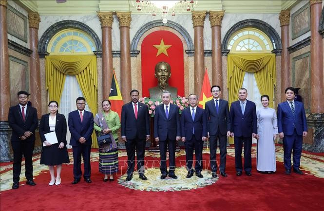 Le Président To Lam, l'ambassadeur du Timor Leste João Pereira et les délégués prennent la photo. Photo : VNA Le Président To Lam, l'ambassadeur du Timor Leste João Pereira et les délégués prennent la photo. Photo : VNA