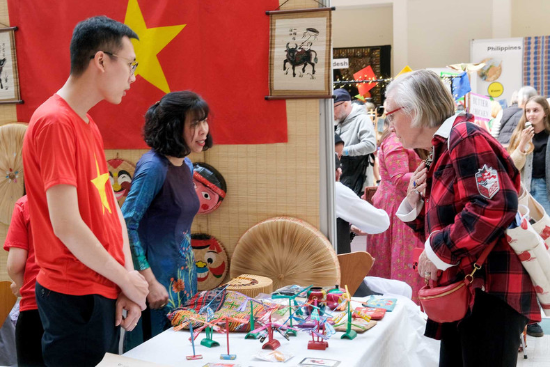 Lors de l'événement, l’ambassade du Vietnam au Danemark a présenté aux invités étrangers les particularités culturelles des trois régions du pays via la gastronomie, les produits artisanaux, les costumes traditionnels, ou encore les danses folkloriques. Photo: baoquocte.vn.
