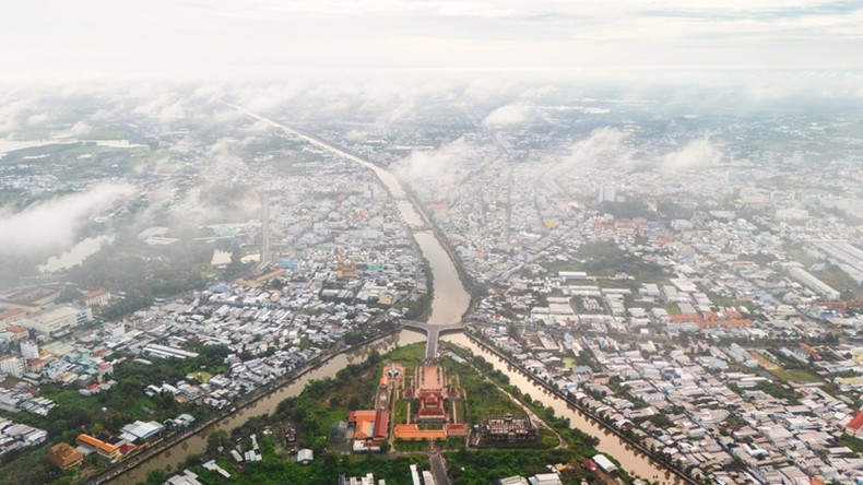 Le monastère Truc Lam Zen et le centre de la ville de Soc Trang tôt le matin du 1er décembre, alors que le brouillard se dissolvait lentement. Photo : VnExpress. Le monastère Truc Lam Zen et le centre de la ville de Soc Trang tôt le matin du 1er décembre, alors que le brouillard se dissolvait lentement. Photo : VnExpress.