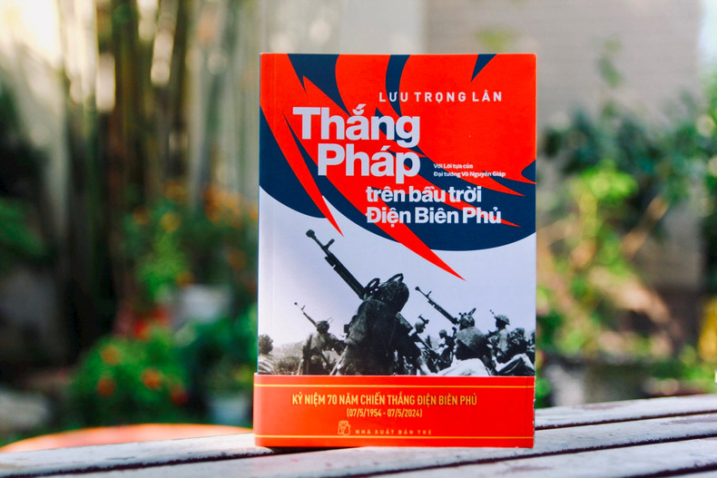 Le livre « Victoire contre les Français sous le ciel de Diên Biên Phu », rédigé par Luu Trong Lan, un officier militaire du Régiment d'artillerie anti-aérienne 367, apporte aux lecteurs une vision réaliste et vivante des 56 jours et nuits de la campagne de Diên Biên Phu. Photo: nxbtre.com.vn.