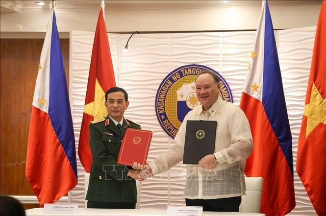 Phan Van Giang (gauche) et Gilberto Teodoro ont assisté à la signature de la Lettre d'intention entre les deux ministères de la Défense sur le renforcement de la coopération dans le domaine de l'assistance humanitaire et des secours en cas de catastrophe maritime. Photo : VNA Phan Van Giang (gauche) et Gilberto Teodoro ont assisté à la signature de la Lettre d'intention entre les deux ministères de la Défense sur le renforcement de la coopération dans le domaine de l'assistance humanitaire et des secours en cas de catastrophe maritime. Photo : VNA