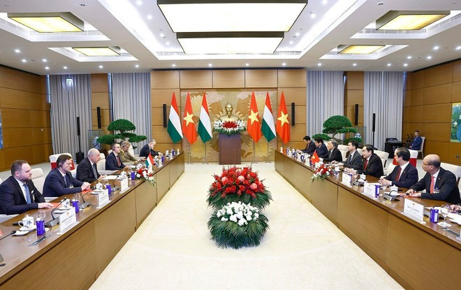 Vue de l’entrevue entre le président de l’Assemblée nationale du Vietnam, Tran Thanh Man, et le président hongrois Sulyok Tamas, à Hanoi, le 28 mai. Photo : VNA. Vue de l’entrevue entre le président de l’Assemblée nationale du Vietnam, Tran Thanh Man, et le président hongrois Sulyok Tamas, à Hanoi, le 28 mai. Photo : VNA.