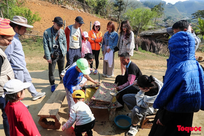 Il a déclaré qu'il y avait des jours où sa famille accueillait 4 à 5 groupes de de visiteurs. De nombreux touristes étrangers sont aussi intéressés pour en faire l'expérience. Il a déclaré qu'il y avait des jours où sa famille accueillait 4 à 5 groupes de de visiteurs. De nombreux touristes étrangers sont aussi intéressés pour en faire l'expérience.