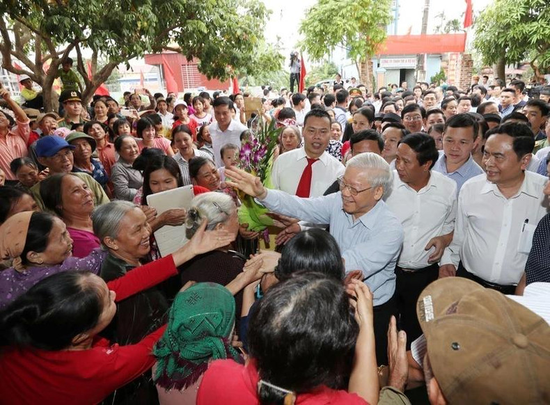 Le SG du Parti communiste du Vietnam, Nguyên Phu Trong, à la rencontre avec des habitants du village de Thuong Diên, commune de Vinh Quang, district de Vinh Bao, lors de la Fête de la grande union nationale de la ville de Hai Phong (le 15 novembre 2017). Photo : VNA. Le SG du Parti communiste du Vietnam, Nguyên Phu Trong, à la rencontre avec des habitants du village de Thuong Diên, commune de Vinh Quang, district de Vinh Bao, lors de la Fête de la grande union nationale de la ville de Hai Phong (le 15 novembre 2017). Photo : VNA.