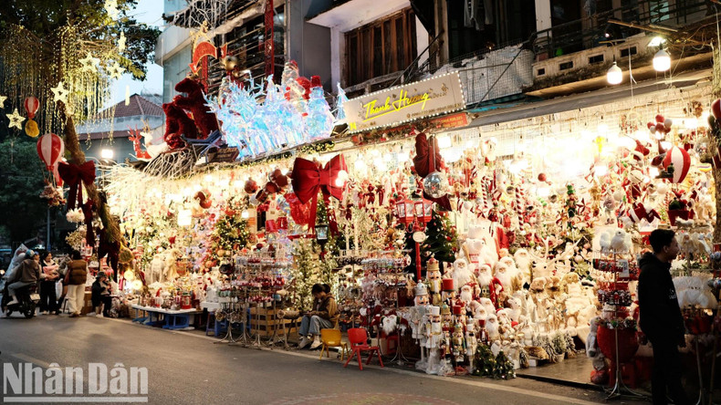 Depuis des années, la rue de Hang Ma est devenue une destination de prédilection lors des grandes fêtes, dont Noël. Elle propose tous les objets décoratifs nécessaires pour une célébration en bonne et due forme : des sapins, des couronnes de laurier, des nœuds en tout genre, des peluches en forme de Père Noël… Photo : Trung Hieu/NDEL. Depuis des années, la rue de Hang Ma est devenue une destination de prédilection lors des grandes fêtes, dont Noël. Elle propose tous les objets décoratifs nécessaires pour une célébration en bonne et due forme : des sapins, des couronnes de laurier, des nœuds en tout genre, des peluches en forme de Père Noël… Photo : Trung Hieu/NDEL.