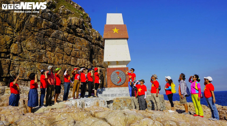 Des touristes fiers de voir l’amer sacré de la souveraineté au milieu de la mer. Des touristes fiers de voir l’amer sacré de la souveraineté au milieu de la mer.