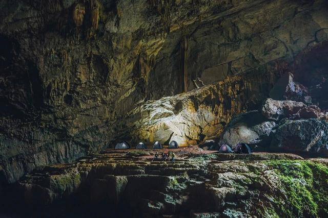 L'espace du camp de la grotte Vinh Dài. Photo : Oxalis. L'espace du camp de la grotte Vinh Dài. Photo : Oxalis.