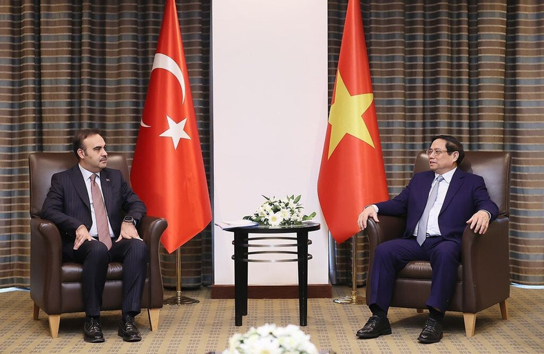 Le PM vietnamien Pham Minh Chinh (à droite) et le ministre turc de l'Industrie et de la Technologie, Mehmet Fatih Kacir. Photo: VNA. Le PM vietnamien Pham Minh Chinh (à droite) et le ministre turc de l'Industrie et de la Technologie, Mehmet Fatih Kacir. Photo: VNA.