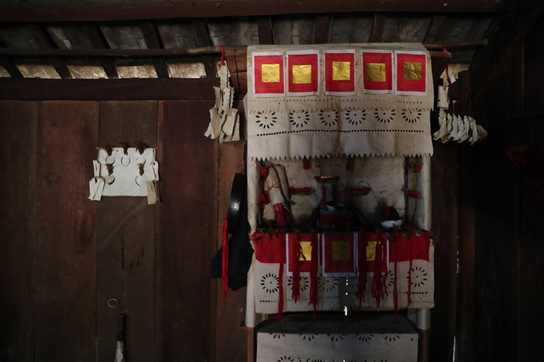 Dans la vie des H'Mông, le papier occupe une place très importante. Ils pensent qu’en utilisant des papiers fabriqués par eux-mêmes pour décorer l'autel et la maison aux occasions spéciales, telles que le Têt et festivals, leurs prières se concrétiseront. Chaque famille dispose d'un coin de culte face à la porte principale, sur le mur duquel se trouve un morceau de papier fabriqué par un membre de la famille, portant une signification très sacrée. Dans la vie des H'Mông, le papier occupe une place très importante. Ils pensent qu’en utilisant des papiers fabriqués par eux-mêmes pour décorer l'autel et la maison aux occasions spéciales, telles que le Têt et festivals, leurs prières se concrétiseront. Chaque famille dispose d'un coin de culte face à la porte principale, sur le mur duquel se trouve un morceau de papier fabriqué par un membre de la famille, portant une signification très sacrée.