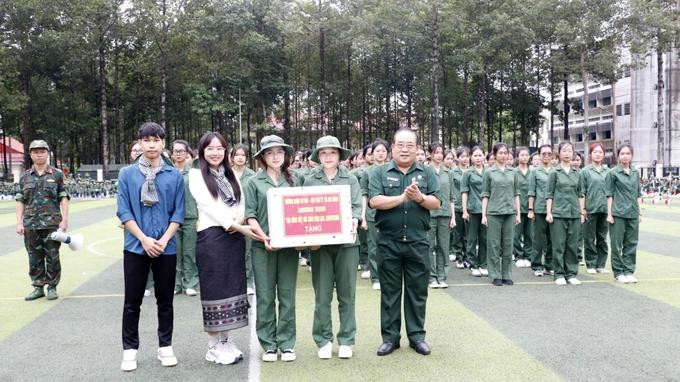 Les étudiants laotiens et cambodgiens ont l'occasion d'échanger avec les officiers et étudiants de l’École militaire de la 7e région militaire. Photo: SGGP. Les étudiants laotiens et cambodgiens ont l'occasion d'échanger avec les officiers et étudiants de l’École militaire de la 7e région militaire. Photo: SGGP.